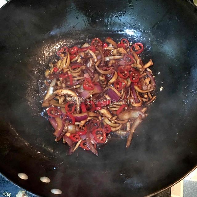 中大火快速翻炒二分钟左右，加少许鸡精调味即可出锅