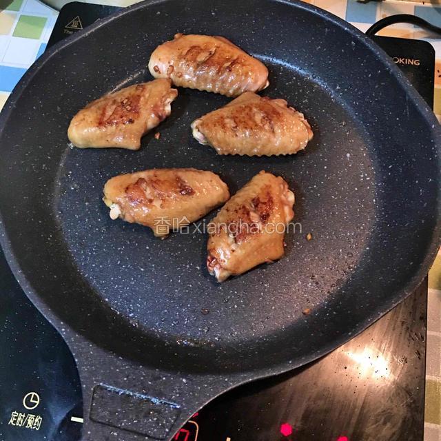小火煎炸至两面金黄