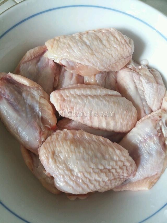 首先將雞翼解凍，洗乾淨，瀝乾水