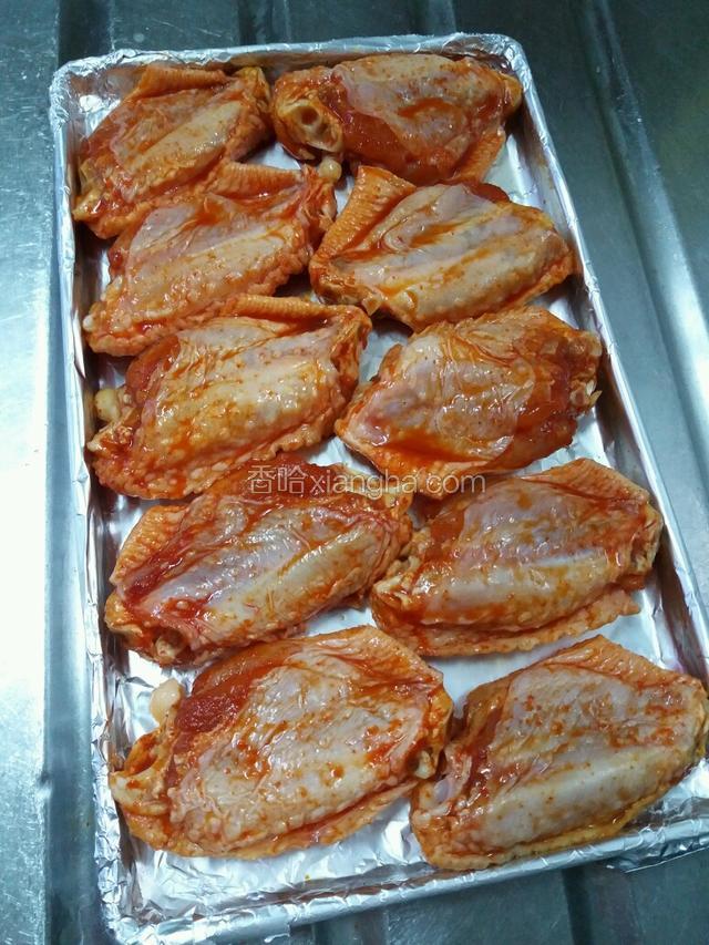 烤盤鋪上錫紙，把醃好的雞翼擺上去，烤箱250度預熱5分鐘，烤20分鐘，中途10分鐘把雞翼反轉另一面烤10分鐘