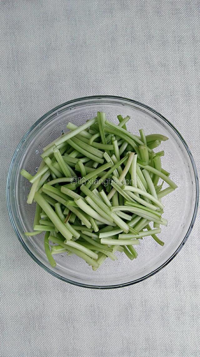 红薯梗切成断。