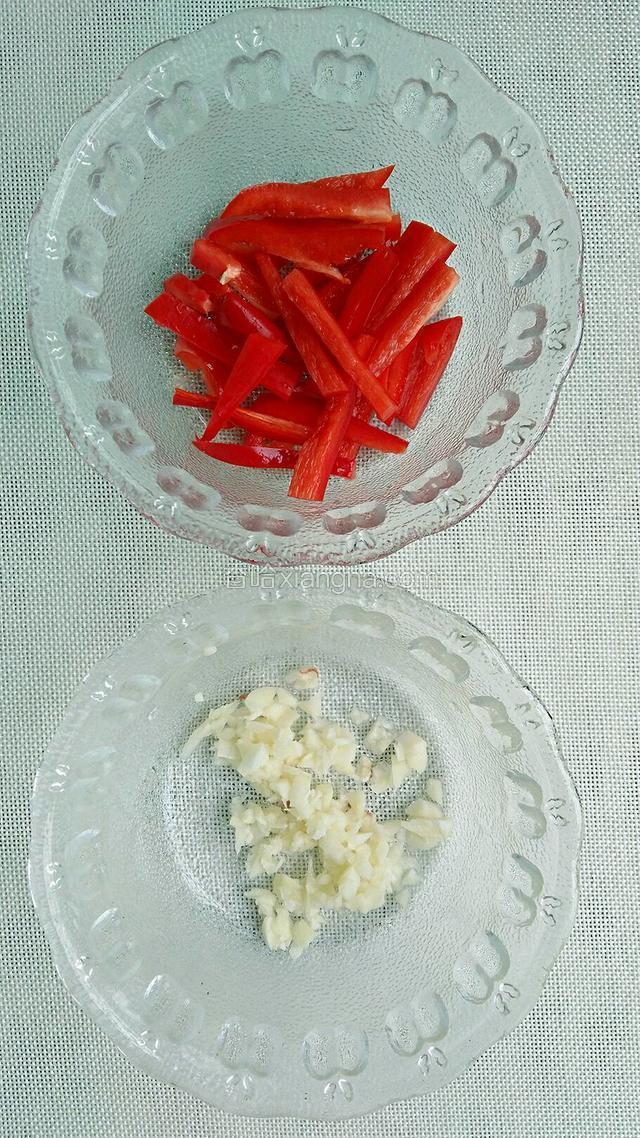 红泡椒切粗丝，蒜切末。