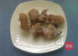 甜玉米猪手汤的做法图解2