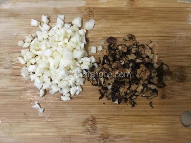 马蹄与香菇切成小丁状