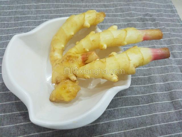 准备嫩姜一块不用去皮，将其洗干净。