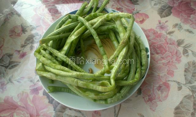 豆角洗净，切掉两头