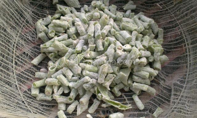蒸笼铺上湿笼布，把拌了面粉的豆角放入