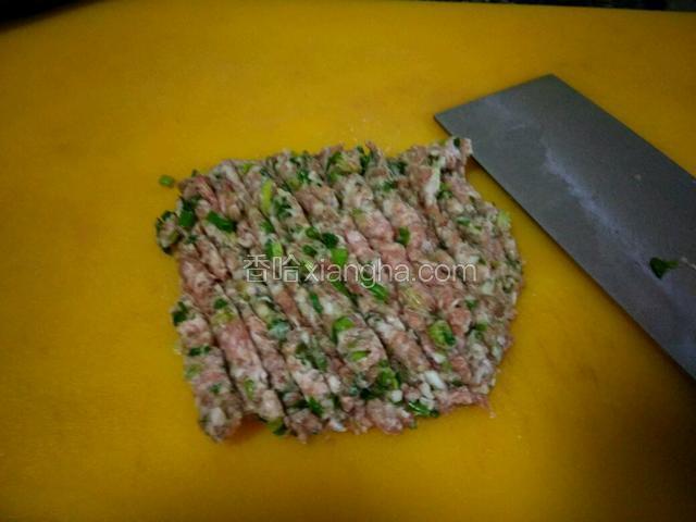 猪肉加入葱花姜丝剁碎，放盐，鸡精搅拌均匀调味