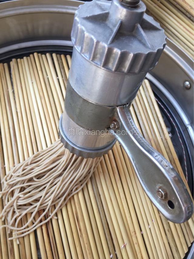 用压河捞器具挤压出河捞。