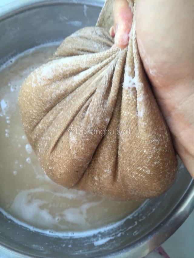 包起来用手挤捏掉里面的淀粉水。
