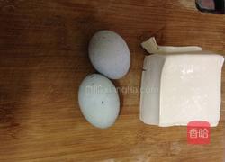 皮蛋拌豆腐的做法图解1