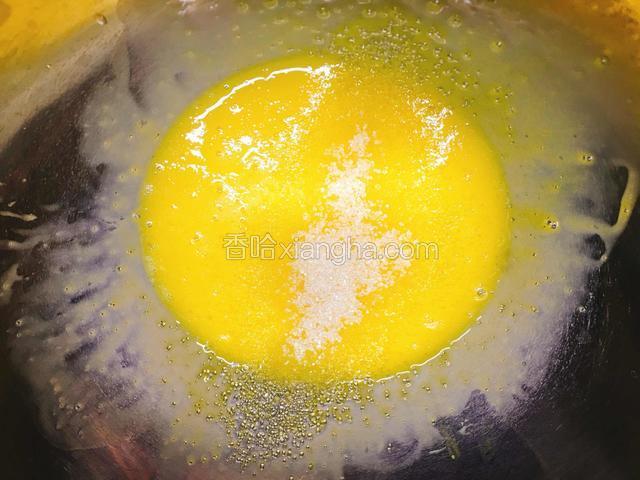 蛋黄打散后加入糖搅打均匀。