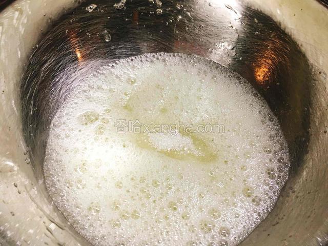 打至粗泡后加入1/2糖继续打发。