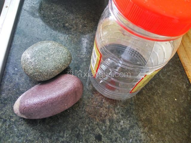 洗一个空瓶和鹅卵石沥干水备用