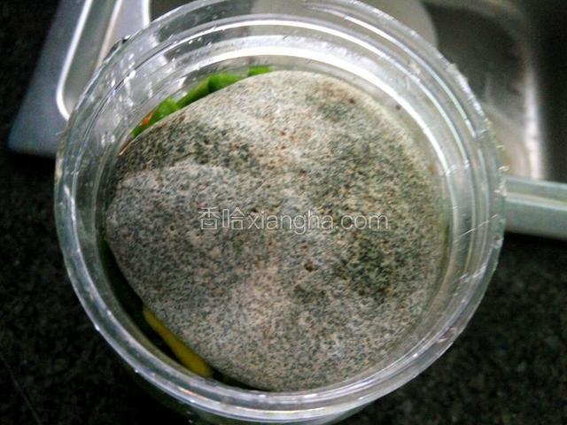 在装进瓶子里压上鹅卵石让水没过豆角，(如果水少了，可以烧点开水加入适量的盐，等冷却了再倒入瓶子里，豆角一定要全部浸到水里面)