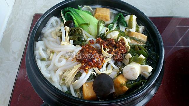 加入麻油、辣子油，吃的时候调入陈醋即可。