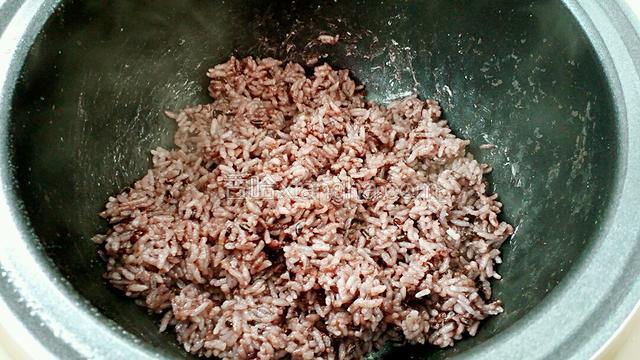 米饭煮好后断掉电源，用饭铲把米饭翻拌松软，再闷十分钟即可。