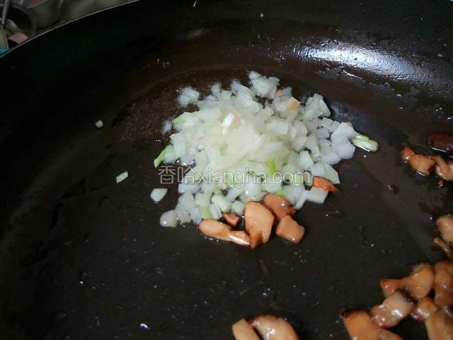 再把洋葱，葱花炒出香味，（把香菇搞到傍边）