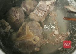 杜仲花生牛尾汤的做法图解2