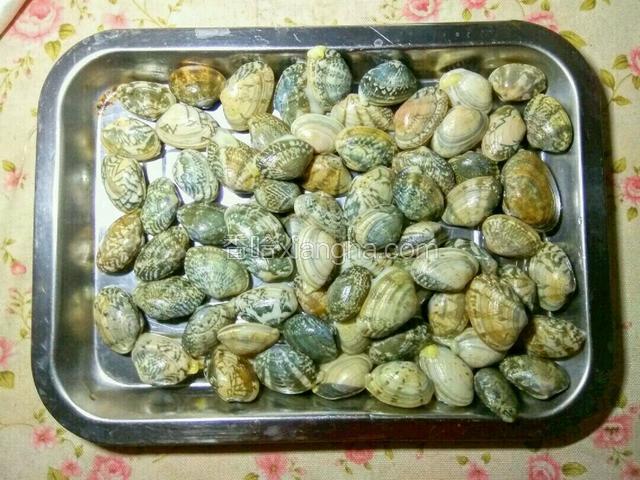 蛤蜊放点盐，多清洗几遍，让蛤蜊吐尽沙子。
