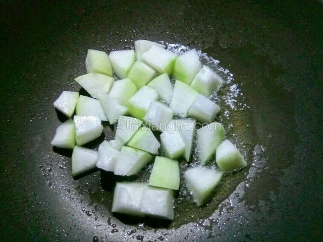 锅内放少量油，葱花爆香，放入冬瓜翻炒。