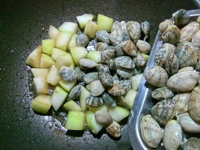 等冬瓜快软的时候。放入蛤蜊一起翻炒。