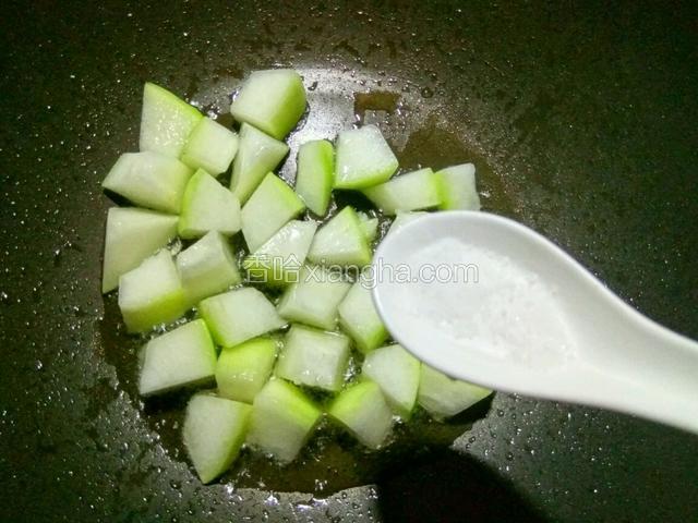 放少许盐、蚝油调味。