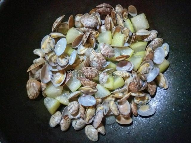 炒到蛤蜊全部开口即可。