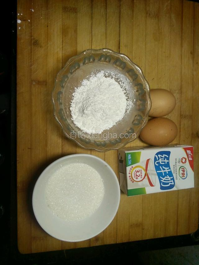 准备材料:玉米淀粉，牛奶，糖，鸡蛋
