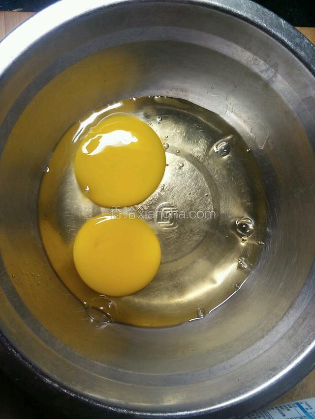 把鸡蛋打在大一点的容器里