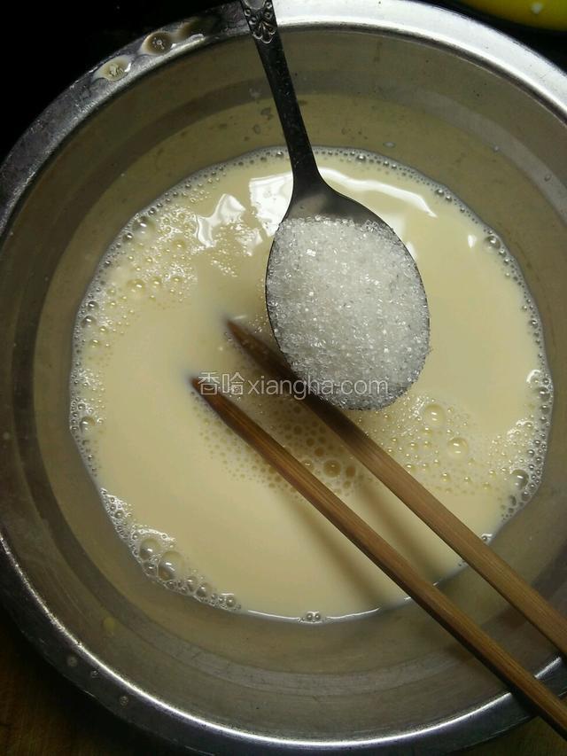 加入牛奶，边加边搅拌，搅拌混合均匀。加入白糖。