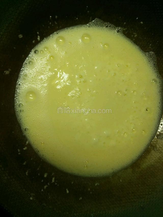 把鸡蛋牛奶全部倒进锅里小火加热，边加热边搅，一定要小火不然很容易糊
