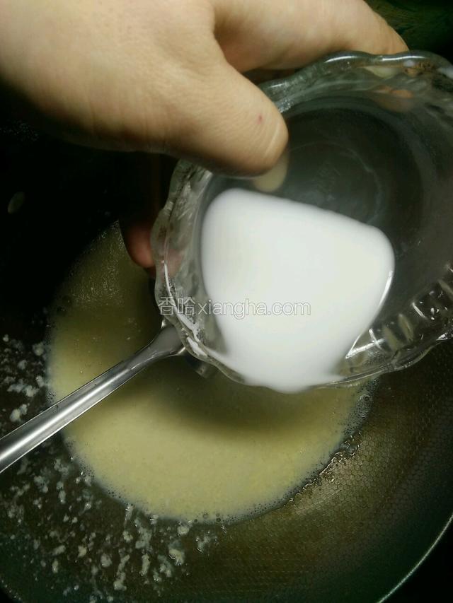 等鸡蛋牛奶煮开后，加入用水调成的淀粉糊，在搅拌均匀