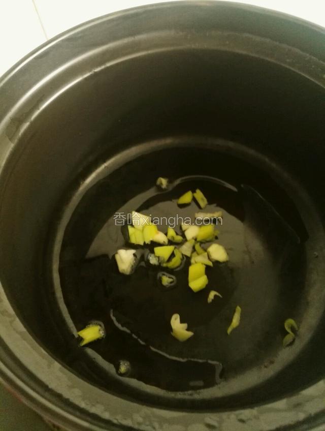 锅烧热后放入油，倒入葱花爆香