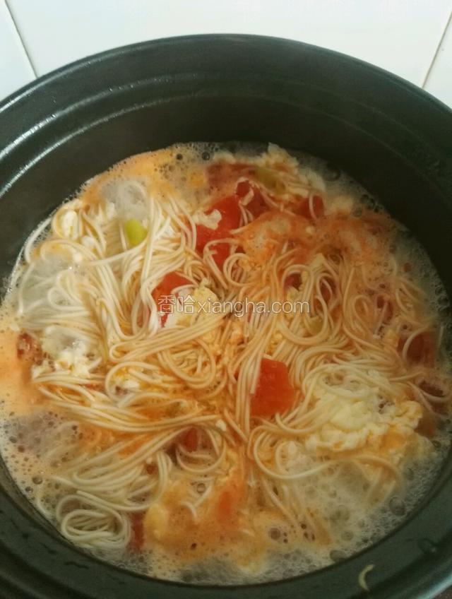 等水再次烧开淋入鸡蛋，鸡蛋凝固后关火，淋入香油即可