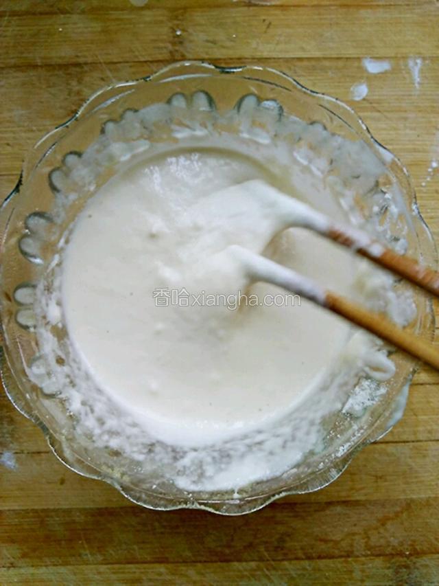 面粉倒进适量的水搅拌成面糊