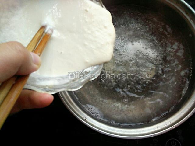水烧开把面糊倒进锅里，要边倒边用筷子在锅里搅拌