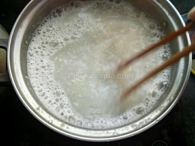 全部倒进锅里后继续用筷子搅，继续煮三分钟