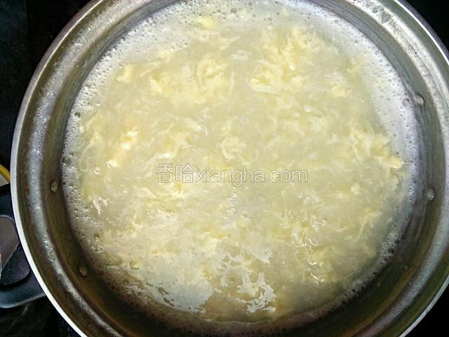 把鸡蛋边搅边倒进锅里煮开