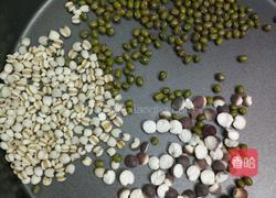 绿豆薏米芡实粥的做法图解2