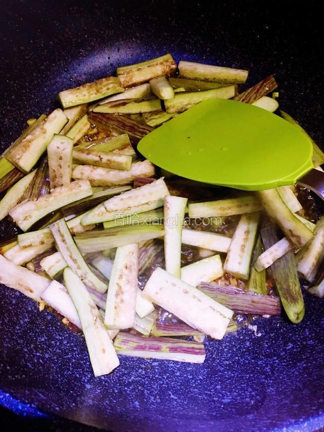 倒入切条翻炒变熟