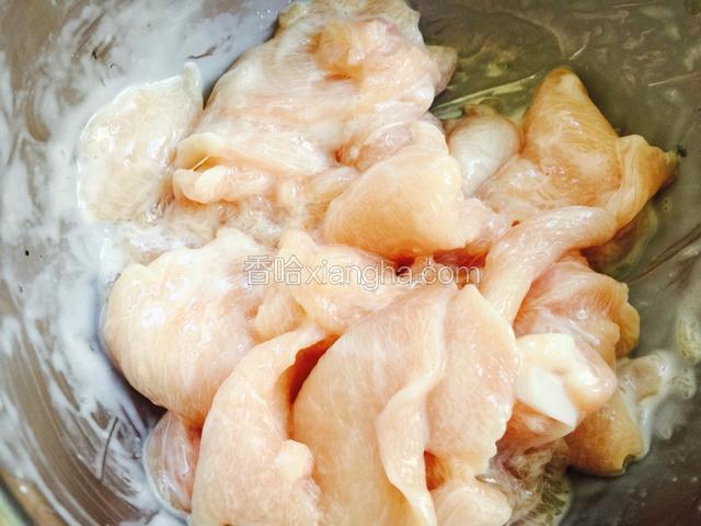 加入少许盐和玉米淀粉搅拌均匀，腌制片刻。