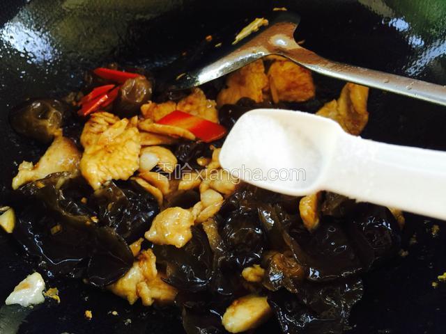放入盐和味极鲜酱油，翻炒两分钟。