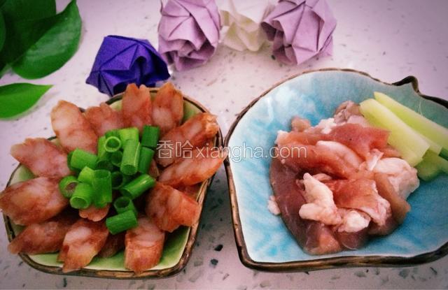 五花肉切成小细条，葱姜切好备用