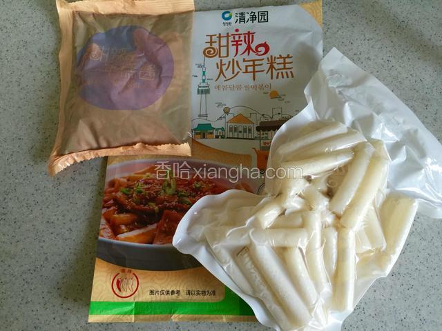 准备好半成品手指形年糕条和韩式辣酱包。