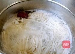 海鲜汤面的做法图解1