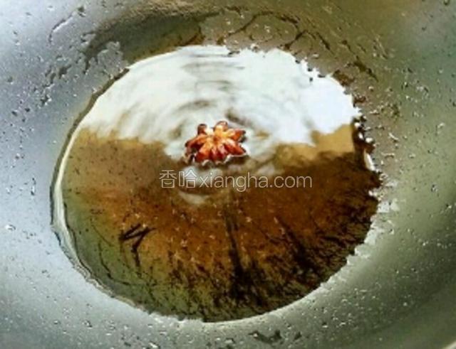 锅里留适量油，下大料至变色