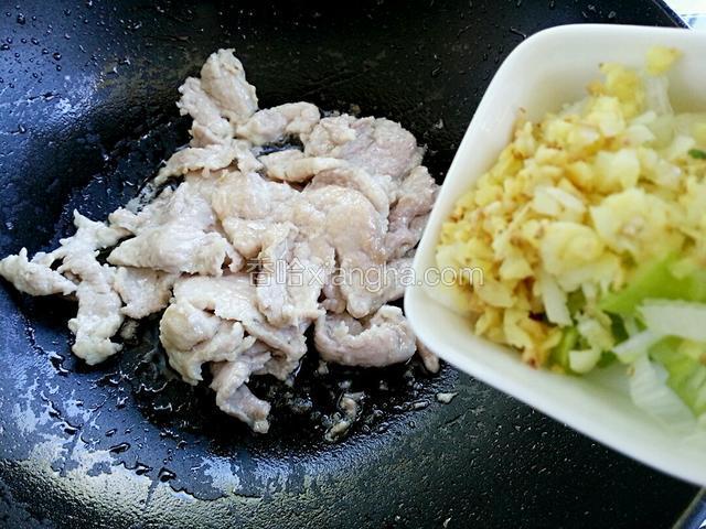 放入肉片翻炒，放入葱姜蒜翻炒