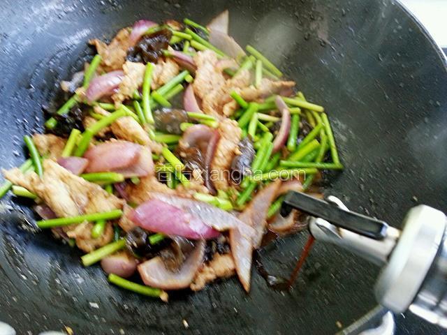 最后在锅边淋醋，关火，翻炒均匀