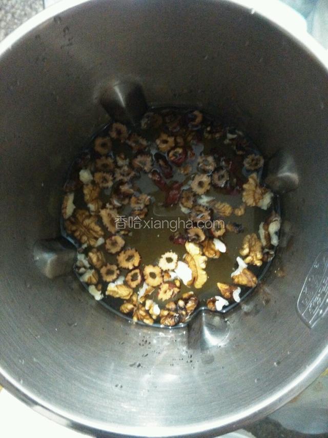 豆浆机加入1000毫升水，把所有食材洗净放入豆浆机，正好到最上限